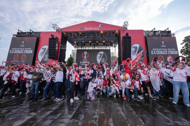 Fans feiern friedlich in der Stadt und beim Fantreff , Türkei, Fussball, UEFA Europa League, Finale, 2025 2026, SC Freiburg vs. Aston Villa, 20.05.2026, TüpraÅü Stadium, BeÅüiktaÅü Park, Istanbul Istanbul TüpraÅü Stadium, BeÅüiktaÅü Par Istanbul Türkei Copyright: xArnexAmbergx