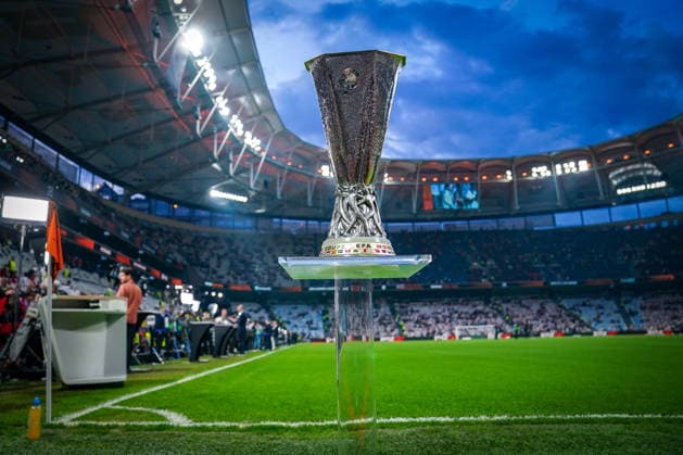 Türkei: Fussball UEFA Europa League 2025 - 2026, Finale in Istanbul - SC Freiburg vs Aston Villa - Tüpras Stadyumu (Istanbul): Pokal, Europa-League-Trophäe, Coupe UEFA, Silberpokal, Finale, Istanbul Final 2026, Fußball, UEFA Branding, Tüpras Stadyumu, Stadion, Flutlicht, Großevent, internationaler Fußball, SC Freiburg, Aston Villa, Titelkampf, Endspiel, Sportfotografie, Symbolbild, Siegerpokal, europäischer Vereinsfußball, Medienbild, Reportage, Fußballgeschichte, Emotionen, Türkei aktuell Copyright: xJOERANxSTEINSIEKx
