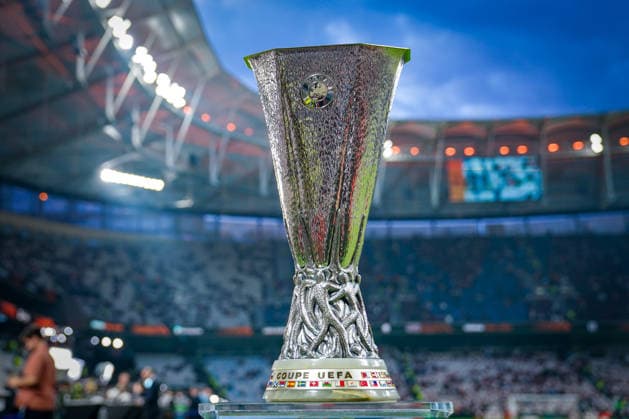 Türkei: Fussball UEFA Europa League 2025 - 2026, Finale in Istanbul - SC Freiburg vs Aston Villa - Tüpras Stadyumu (Istanbul): Pokal, Europa-League-Trophäe, Coupe UEFA, Silberpokal, Finale, Istanbul Final 2026, Fußball, UEFA Branding, Tüpras Stadyumu, Stadion, Flutlicht, Großevent, internationaler Fußball, SC Freiburg, Aston Villa, Titelkampf, Endspiel, Sportfotografie, Symbolbild, Siegerpokal, europäischer Vereinsfußball, Medienbild, Reportage, Fußballgeschichte, Emotionen, Türkei aktuell Copyright: xJOERANxSTEINSIEKx