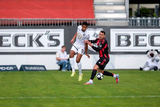v.li.: Yannick Osee (SVS, 13), Lukas Sonnenwald (SGE, 44), Zweikampf, Spielszene, Duell, duel, tackle, tackling, Dynamik, Action, Aktion, 20.05.2026, Sandhausen (Deutschland), Fussball, Jubiläumsspiel, SV Sandhausen - Eintracht Frankfurt