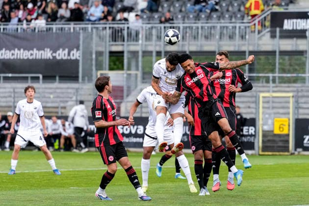 v.li.: Pascal Testroet (SVS, 37), Jeremiaha Maluze (SGE, 37), beim Kopfball, Kopfballduell, Spielszene, Zweikampf in der Luft, Aktion, Action, 20.05.2026, Sandhausen (Deutschland), Fussball, Jubiläumsspiel, SV Sandhausen - Eintracht Frankfurt