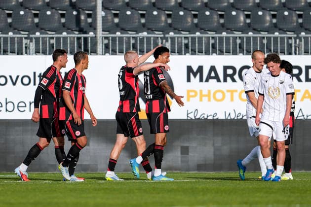 Spieler von Eintracht Frankfurt, jubeln über das Tor zum 1:1, Jubel, Torjubel, Torerfolg, celebrate the goal, goal, celebration, jubelt ueber das Tor, Freuen, Freude, freut sich, optimistisch, positiv, Spielszene, Highlight, Action, Aktion, 20.05.2026, Sandhausen (Deutschland), Fussball, Jubiläumsspiel, SV Sandhausen - Eintracht Frankfurt