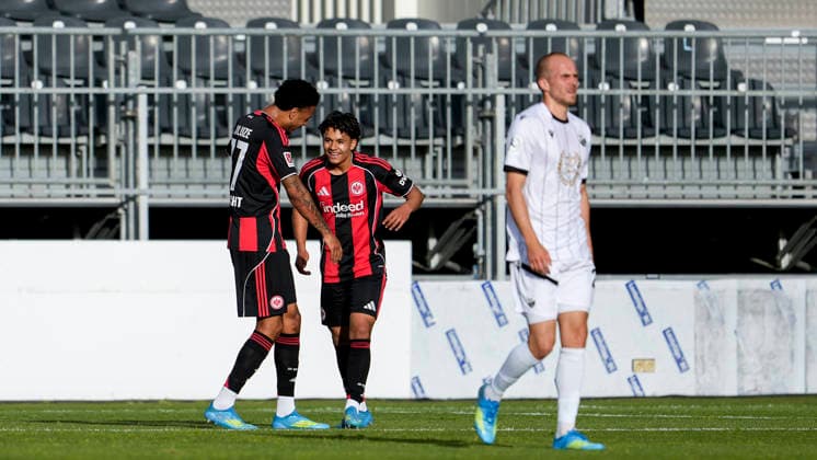 v.li.: Torschütze Jeremiaha Maluze (SGE, 37), Marvin Dills (SGE, 45), Spieler von Eintracht Frankfurt, jubeln über das Tor zum 1:1, Jubel, Torjubel, Torerfolg, celebrate the goal, goal, celebration, jubelt ueber das Tor, Freuen, Freude, freut sich, optimistisch, positiv, Spielszene, Highlight, Action, Aktion, 20.05.2026, Sandhausen (Deutschland), Fussball, Jubiläumsspiel, SV Sandhausen - Eintracht Frankfurt