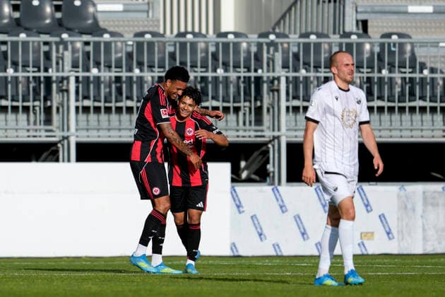 v.li.: Torschütze Jeremiaha Maluze (SGE, 37), Marvin Dills (SGE, 45), Spieler von Eintracht Frankfurt, jubeln über das Tor zum 1:1, Jubel, Torjubel, Torerfolg, celebrate the goal, goal, celebration, jubelt ueber das Tor, Freuen, Freude, freut sich, optimistisch, positiv, Spielszene, Highlight, Action, Aktion, 20.05.2026, Sandhausen (Deutschland), Fussball, Jubiläumsspiel, SV Sandhausen - Eintracht Frankfurt