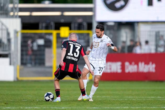 v.li.: Rasmus Kristensen (SGE, 13), Pascal Testroet (SVS, 37), Zweikampf, Spielszene, Duell, duel, tackle, tackling, Dynamik, Action, Aktion, 20.05.2026, Sandhausen (Deutschland), Fussball, Jubiläumsspiel, SV Sandhausen - Eintracht Frankfurt