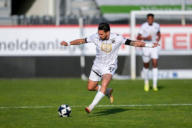 Pascal Testroet (SVS, 37), am Ball, Freisteller, Ganzkörper, Einzelbild, Einzelfoto, Aktion, Action, im Sondertrikot 110 Jahre SV Sandhausen (SVS), 20.05.2026, Sandhausen (Deutschland), Fussball, Jubiläumsspiel, SV Sandhausen - Eintracht Frankfurt