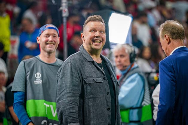 Türkei: Fussball UEFA Europa League 2025 - 2026, Finale in Istanbul - SC Freiburg vs Aston Villa - Tüpras Stadyumu (Istanbul): Wolff Fuss, Florian König, RTL, TV-Übertragung, TV-Experten, Fußballkommentator, Moderator, Medienproduktion, Liveübertragung, Fernsehen, Sportjournalismus, SC Freiburg Fans, Fanblock, Tüpras Stadyumu, Stadion, UEFA Europa League, Istanbul Final 2026, Fußballatmosphäre, Medienbild, Reportage, Großevent, internationale TV-Produktion, Türkei aktuell Copyright: xJOERANxSTEINSIEKx