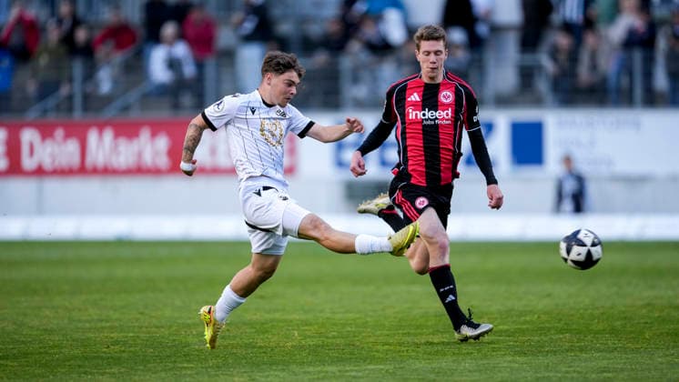 v.li.: Torschütze Marvin Schulz (SVS, 27), Elias Baum (SGE, 2), erzielt das Tor zum 2:1, Treffer, Torerfolg, Highlight, Action, Aktion, Spielszene, 20.05.2026, Sandhausen (Deutschland), Fussball, Jubiläumsspiel, SV Sandhausen - Eintracht Frankfurt