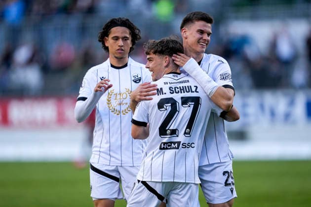 v.li.: Luca De Meester (SVS, 11), Torschütze Marvin Schulz (SVS, 27), Robert Ramsak (SVS, 29), Spieler vom SV Sandhausen (SVS), jubeln über das Tor zum 2:1, Jubel, Torjubel, Torerfolg, celebrate the goal, goal, celebration, jubelt ueber das Tor, Freuen, Freude, freut sich, optimistisch, positiv, Spielszene, Highlight, Action, Aktion, 20.05.2026, Sandhausen (Deutschland), Fussball, Jubiläumsspiel, SV Sandhausen - Eintracht Frankfurt