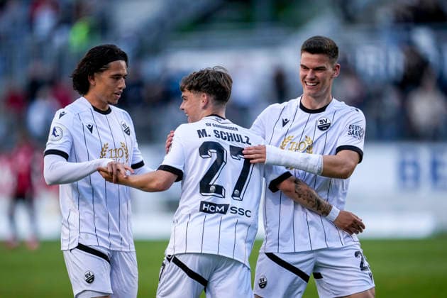 v.li.: Luca De Meester (SVS, 11), Torschütze Marvin Schulz (SVS, 27), Robert Ramsak (SVS, 29), Spieler vom SV Sandhausen (SVS), jubeln über das Tor zum 2:1, Jubel, Torjubel, Torerfolg, celebrate the goal, goal, celebration, jubelt ueber das Tor, Freuen, Freude, freut sich, optimistisch, positiv, Spielszene, Highlight, Action, Aktion, 20.05.2026, Sandhausen (Deutschland), Fussball, Jubiläumsspiel, SV Sandhausen - Eintracht Frankfurt
