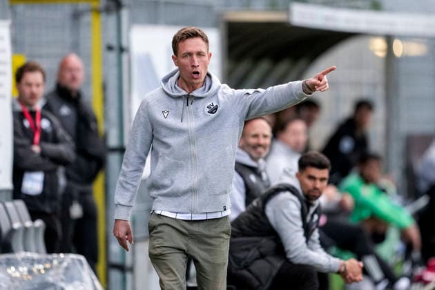 Kevin Stotz (Trainer, Cheftrainer, SVS), gibt Anweisungen, gestikuliert, mit den Armen gestikulieren, Einzelbild, Einzelfoto, Aktion, Action, 20.05.2026, Sandhausen (Deutschland), Fussball, Jubiläumsspiel, SV Sandhausen - Eintracht Frankfurt