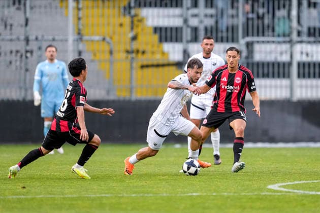 v.li.: Keita Kosugi (SGE, 26), Louis Kolbe (SVS, 3), Younes Ebnoutalib (SGE, 11), Zweikampf, Spielszene, Duell, duel, tackle, tackling, Dynamik, Action, Aktion, 20.05.2026, Sandhausen (Deutschland), Fussball, Jubiläumsspiel, SV Sandhausen - Eintracht Frankfurt