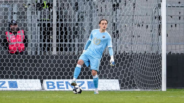 Noah Loos (Torwart, SVS, 40), am Ball, Freisteller, Ganzkörper, Einzelbild, Einzelfoto, Aktion, Action, 20.05.2026, Sandhausen (Deutschland), Fussball, Jubiläumsspiel, SV Sandhausen - Eintracht Frankfurt