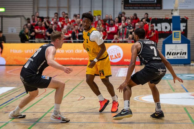 Till Gloger (Giessen 46ers, 18) Charles Tyorne Harris Jr. (Bozic Estriche Knights Kirchheim, 03) Kyle Anthony Castlin (Giessen 46ers, 07) GER, Bozic Estriche Knights Kirchheim vs. Giessen 46ers, BARMER 2. Basketball Bundesliga, Playoffs Halbfinale Spiel 1, Saison 2025 2026, 20.05.2026 GER, Bozic Estriche Knights Kirchheim vs. Giessen 46ers, BARMER 2. Basketball Bundesliga, Playoffs Halbfinale Spiel 1, Saison 2025 2026, 20.05.2026 Goeppingen Copyright: xEibner-Pressefoto NinaxSanderx EP_NSR