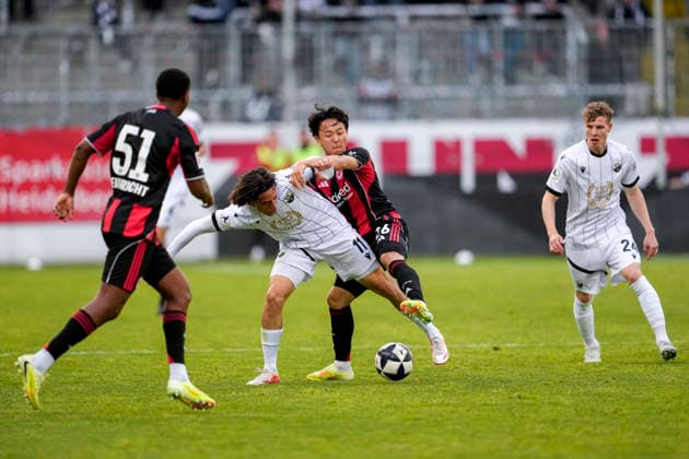 v.li.: Davis Carlos Bautista Medina (SGE, 51), Luca De Meester (SVS, 11), Keita Kosugi (SGE, 26), Ken Gipson (SVS, 24), Zweikampf, Spielszene, Duell, duel, tackle, tackling, Dynamik, Action, Aktion, 20.05.2026, Sandhausen (Deutschland), Fussball, Jubiläumsspiel, SV Sandhausen - Eintracht Frankfurt