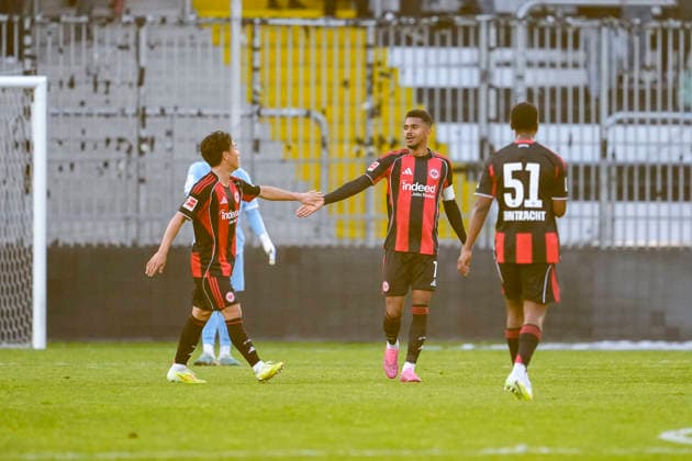 v.li.: Keita Kosugi (SGE, 26), Torschütze Ansgar Knauff (SGE, 7), Davis Carlos Bautista Medina (SGE, 51), Spieler von Eintracht Frankfurt, jubeln über das Tor zum 2:2, Jubel, Torjubel, Torerfolg, celebrate the goal, goal, celebration, jubelt ueber das Tor, Freuen, Freude, freut sich, optimistisch, positiv, Spielszene, Highlight, Action, Aktion, 20.05.2026, Sandhausen (Deutschland), Fussball, Jubiläumsspiel, SV Sandhausen - Eintracht Frankfurt