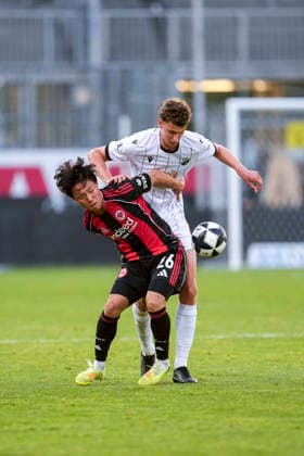 v.li.: Keita Kosugi (SGE, 26), Benedikt Wimmer (SVS. 4), Zweikampf, Spielszene, Duell, duel, tackle, tackling, Dynamik, Action, Aktion, 20.05.2026, Sandhausen (Deutschland), Fussball, Jubiläumsspiel, SV Sandhausen - Eintracht Frankfurt