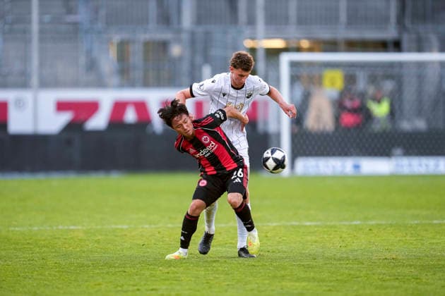 v.li.: Keita Kosugi (SGE, 26), Benedikt Wimmer (SVS. 4), Zweikampf, Spielszene, Duell, duel, tackle, tackling, Dynamik, Action, Aktion, 20.05.2026, Sandhausen (Deutschland), Fussball, Jubiläumsspiel, SV Sandhausen - Eintracht Frankfurt
