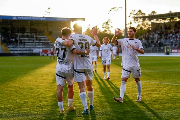 v.li.: Marvin Schulz (SVS, 27), Torschütze Robert Ramsak (SVS, 29), Jahn Herrmann (SVS, 10), Spieler vom SV Sandhausen (SVS), jubeln über das Tor zum 3:3, Jubel, Torjubel, Torerfolg, celebrate the goal, goal, celebration, jubelt ueber das Tor, Freuen, Freude, freut sich, optimistisch, positiv, Spielszene, Highlight, Action, Aktion, 20.05.2026, Sandhausen (Deutschland), Fussball, Jubiläumsspiel, SV Sandhausen - Eintracht Frankfurt