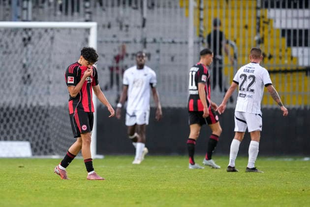 Yildirim Metehan (SGE, 32), Spieler von Eintracht Frankfurt, enttäuscht über das Unentschieden, nur remis, Enttäuschung nach dem Schlusspfiff, Highlight, Punktverlust, Frustration, disappointed, pessimistisch, 20.05.2026, Sandhausen (Deutschland), Fussball, Jubiläumsspiel, SV Sandhausen - Eintracht Frankfurt