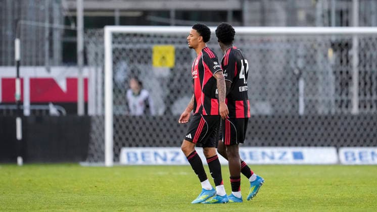 v.li.: Jeremiaha Maluze (SGE, 37), Collin Owusu Etse (SGE, 47), Spieler von Eintracht Frankfurt, enttäuscht über das Unentschieden, nur remis, Enttäuschung nach dem Schlusspfiff, Highlight, Punktverlust, Frustration, disappointed, pessimistisch, 20.05.2026, Sandhausen (Deutschland), Fussball, Jubiläumsspiel, SV Sandhausen - Eintracht Frankfurt