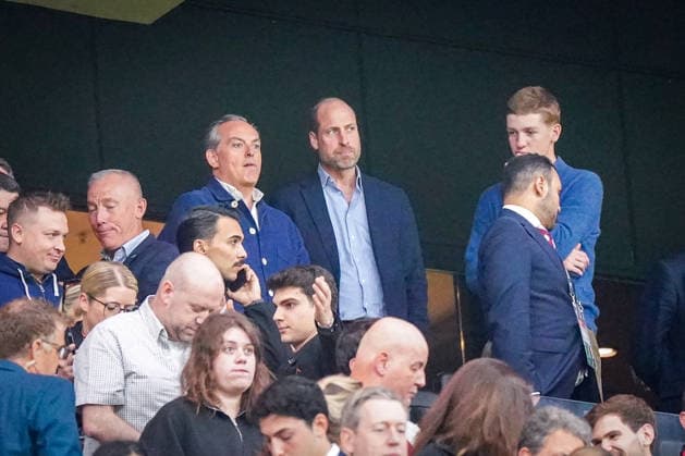 Türkei: Fussball UEFA Europa League 2025 - 2026, Finale in Istanbul - SC Freiburg vs Aston Villa - Tüpras Stadyumu (Istanbul): Prinz William, Prince William, britisches Königshaus, Royal Family, VIP-Tribüne, Aston Villa, Fußballprominenz, UEFA Europa League, Tüpras Stadyumu, prominente Zuschauer, Royals, Großbritannien, Medieninteresse, internationale Aufmerksamkeit, Stadionbesuch, Fußballabend, Sportevent, Society, Prominenz, TV-Bilder, Liveevent, internationale Sportberichterstattung, Türkei aktuell Copyright: xJOERANxSTEINSIEKx