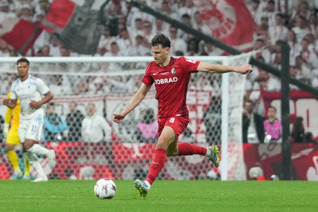 Maximilian Eggestein (SC Freiburg, 08) am Ball , Türkei, Fussball, UEFA Europa League, Finale, 2025 2026, SC Freiburg vs. Aston Villa, 20.05.2026, TüpraÅü Stadium, BeÅüiktaÅü Park, Istanbul Istanbul TüpraÅü Stadium, BeÅüiktaÅü Par Istanbul Türkei Copyright: xArnexAmbergx