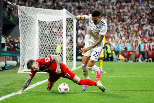 Lukas Kübler, Kubler (SC Freiburg, 17) und Morgan Rogers (Aston Villa, 27) im Zweikampf , Türkei, Fussball, UEFA Europa League, Finale, 2025 2026, SC Freiburg vs. Aston Villa, 20.05.2026, Istanbul Besiktas Park Türkei Copyright: xGrantxHubbsx