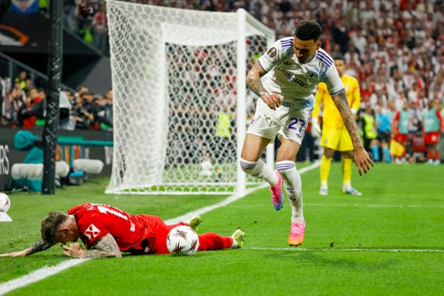 Lukas Kübler, Kubler (SC Freiburg, 17) und Morgan Rogers (Aston Villa, 27) im Zweikampf , Türkei, Fussball, UEFA Europa League, Finale, 2025 2026, SC Freiburg vs. Aston Villa, 20.05.2026, Istanbul Besiktas Park Türkei Copyright: xGrantxHubbsx
