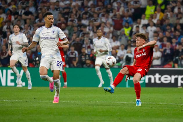 Morgan Rogers (Aston Villa, 27) und Philipp Treu (SC Freiburg, 29) , Türkei, Fussball, UEFA Europa League, Finale, 2025 2026, SC Freiburg vs. Aston Villa, 20.05.2026, Istanbul Besiktas Park Türkei Copyright: xGrantxHubbsx