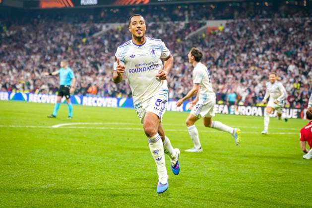 Türkei: Fussball UEFA Europa League 2025 - 2026, Finale in Istanbul - SC Freiburg vs Aston Villa - Tüpras Stadyumu (Istanbul): Tor und Torjubel zum 1:0 durch Youri Tielemans (Aston Villa, 8) Freude, Emotionen, Jubel, Geste, Gestik, Emotion, Mimik, Gesichtsausdruck, Emotion Copyright: xJOERANxSTEINSIEKx