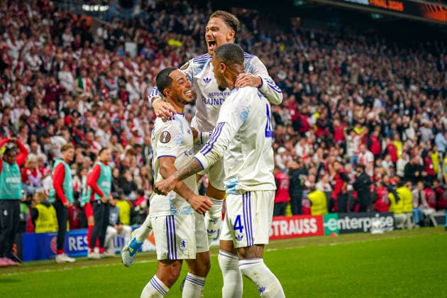 Türkei: Fussball UEFA Europa League 2025 - 2026, Finale in Istanbul - SC Freiburg vs Aston Villa - Tüpras Stadyumu (Istanbul): Tor und Torjubel zum 1:0 durch Youri Tielemans (Aston Villa, 8) Freude, Emotionen, Jubel, Geste, Gestik, Emotion, Mimik, Gesichtsausdruck, Emotion Ezri Konsa (Aston Villa, 4) Matty Cash (Aston Villa, 2) Copyright: xJOERANxSTEINSIEKx