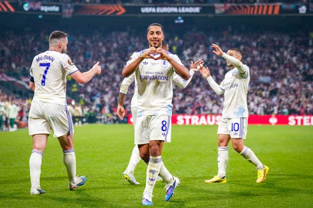 Türkei: Fussball UEFA Europa League 2025 - 2026, Finale in Istanbul - SC Freiburg vs Aston Villa - Tüpras Stadyumu (Istanbul): Tor und Torjubel zum 1:0 durch Youri Tielemans (Aston Villa, 8) Freude, Emotionen, Jubel, Geste, Gestik, Emotion, Mimik, Gesichtsausdruck, Herz Copyright: xJOERANxSTEINSIEKx