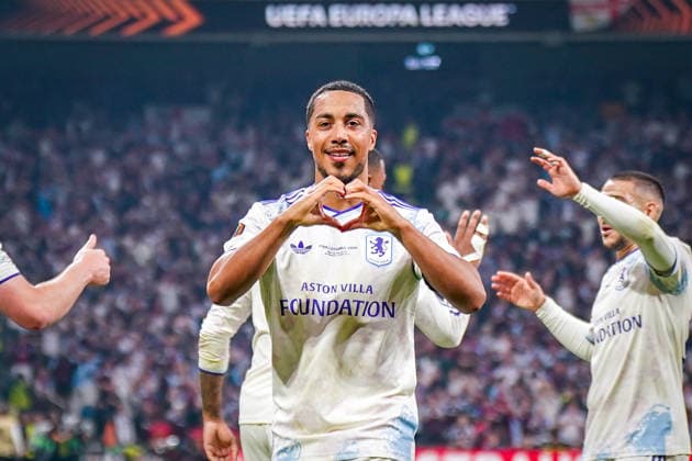 Türkei: Fussball UEFA Europa League 2025 - 2026, Finale in Istanbul - SC Freiburg vs Aston Villa - Tüpras Stadyumu (Istanbul): Tor und Torjubel zum 1:0 durch Youri Tielemans (Aston Villa, 8) Freude, Emotionen, Jubel, Geste, Gestik, Emotion, Mimik, Gesichtsausdruck, Herz Copyright: xJOERANxSTEINSIEKx
