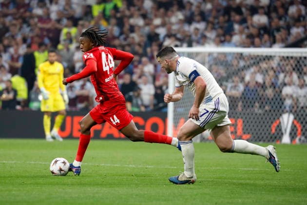 Johan Manzambi (SC Freiburg, 44) und John McGinn (Aston Villa, 07) im Laufduell , Türkei, Fussball, UEFA Europa League, Finale, 2025 2026, SC Freiburg vs. Aston Villa, 20.05.2026, Istanbul Besiktas Park Türkei Copyright: xGrantxHubbsx