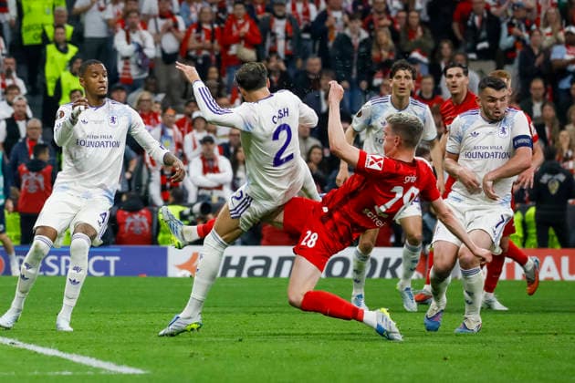 Matty Cash (Aston Villa, 02) und Matthias Ginter (SC Freiburg, 28) im Zweikampf , Türkei, Fussball, UEFA Europa League, Finale, 2025 2026, SC Freiburg vs. Aston Villa, 20.05.2026, Istanbul Besiktas Park Türkei Copyright: xGrantxHubbsx