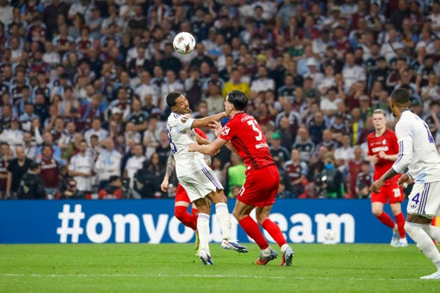 Youri Tielemans (Aston Villa, 08) und Igor Matanovic (SC Freiburg, 31) im Kampf um den Ball , Türkei, Fussball, UEFA Europa League, Finale, 2025 2026, SC Freiburg vs. Aston Villa, 20.05.2026, Istanbul Besiktas Park Türkei Copyright: xGrantxHubbsx