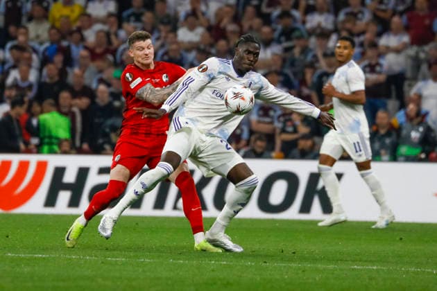 Lukas Kübler, Kubler (SC Freiburg, 17) und Amadou Onana (Aston Villa, 24) im Kampf um den Ball , Türkei, Fussball, UEFA Europa League, Finale, 2025 2026, SC Freiburg vs. Aston Villa, 20.05.2026, Istanbul Besiktas Park Türkei Copyright: xGrantxHubbsx