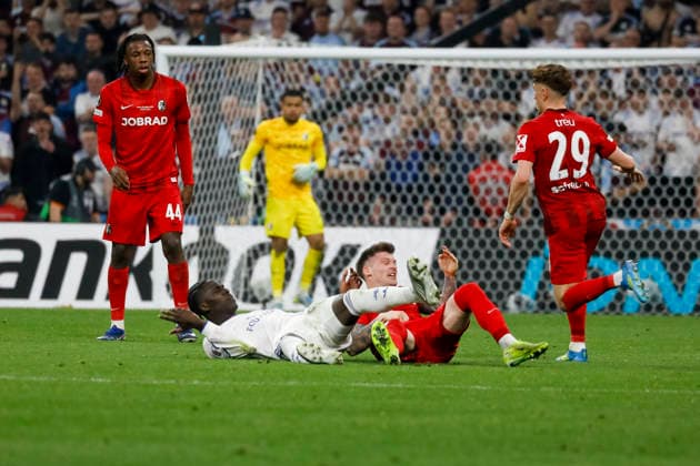Lukas Kübler, Kubler (SC Freiburg, 17) und Amadou Onana (Aston Villa, 24) im Kampf um den Ball , Türkei, Fussball, UEFA Europa League, Finale, 2025 2026, SC Freiburg vs. Aston Villa, 20.05.2026, Istanbul Besiktas Park Türkei Copyright: xGrantxHubbsx