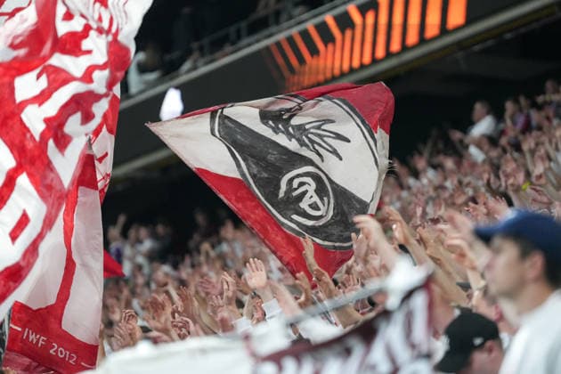 Fans, Ultras in der Kurve, Fankurve unterstützen ihre Mannschaft, Fahnen, Schal, Support, Alle in Weiß , Türkei, Fussball, UEFA Europa League, Finale, 2025 2026, SC Freiburg vs. Aston Villa, 20.05.2026, TüpraÅü Stadium, BeÅüiktaÅü Park, Istanbul Istanbul TüpraÅü Stadium, BeÅüiktaÅü Par Istanbul Türkei Copyright: xArnexAmbergx