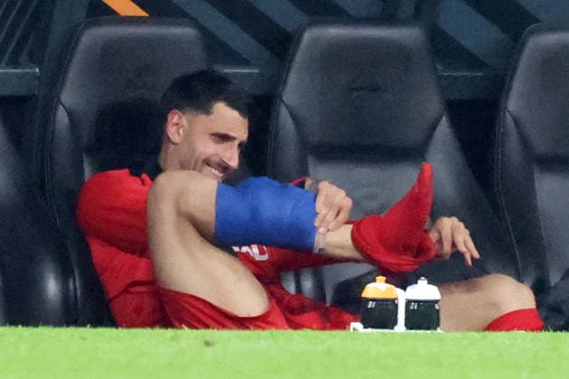 20.05.2026, xrekx, Fussball Europa League Finale 2026, SC Freiburg - Aston Villa v.l. Vincenzo Grifo (SC Freiburg) verletzt, Verletzung, Schmerz, Schmerzen Enttäuscht, traurig, frustriert, ratlos, (DFL DFB REGULATIONS PROHIBIT ANY USE OF PHOTOGRAPHS as IMAGE SEQUENCES and or QUASI-VIDEO) Istanbul