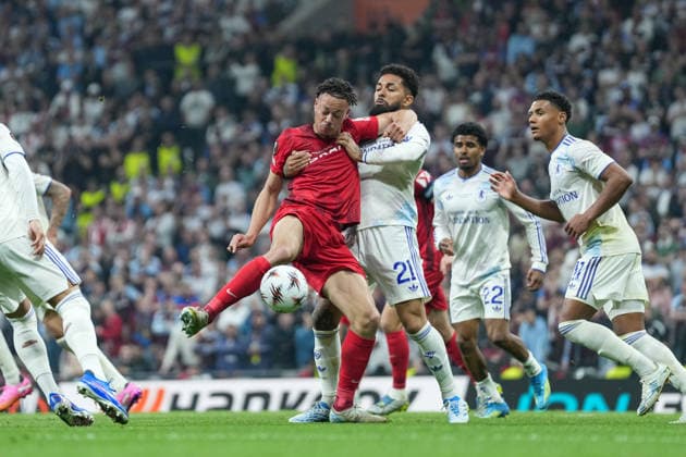 Derry Scherhant (SC Freiburg, 07) im Zweikampf mit Douglas Luiz (Aston Villa, 21) , Türkei, Fussball, UEFA Europa League, Finale, 2025 2026, SC Freiburg vs. Aston Villa, 20.05.2026, TüpraÅü Stadium, BeÅüiktaÅü Park, Istanbul Istanbul TüpraÅü Stadium, BeÅüiktaÅü Par Istanbul Türkei Copyright: xArnexAmbergx