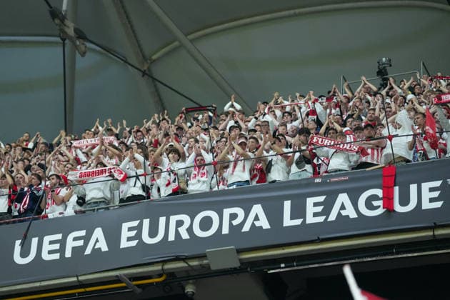 Fans, Ultras in der Kurve, Fankurve unterstützen ihre Mannschaft, Fahnen, Schal, Support, Alle in Weiß , Türkei, Fussball, UEFA Europa League, Finale, 2025 2026, SC Freiburg vs. Aston Villa, 20.05.2026, TüpraÅü Stadium, BeÅüiktaÅü Park, Istanbul Istanbul TüpraÅü Stadium, BeÅüiktaÅü Par Istanbul Türkei Copyright: xArnexAmbergx
