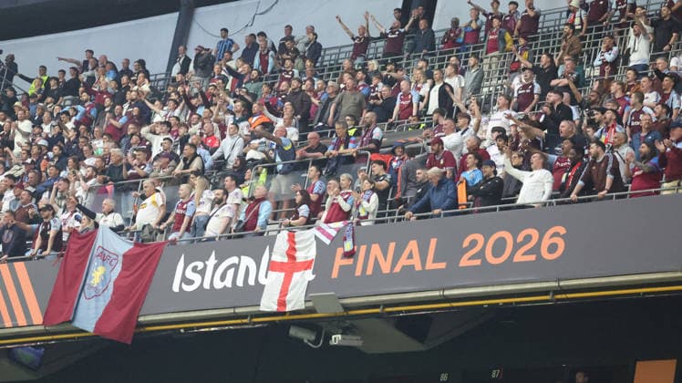 20.05.2026, xrekx, Fussball Europa League Finale 2026, SC Freiburg - Aston Villa v.l. Aston Villa Fans ,Stimmung, Schals, Ultras, Zuschauer, Besucher, Choreo, Choreografie, atmosphere, scarves, spectators, visitors feiern den Sieg (DFL DFB REGULATIONS PROHIBIT ANY USE OF PHOTOGRAPHS as IMAGE SEQUENCES and or QUASI-VIDEO) Istanbul
