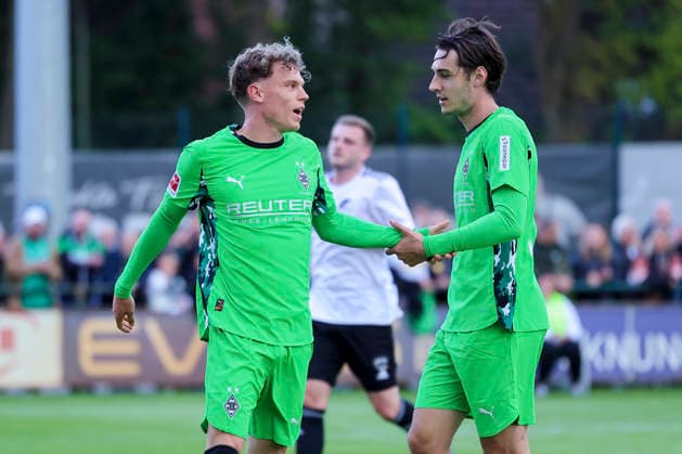 Robin Hack (Borussia Moenchengladbach) bejubelt seinen Treffer zum 1:2 mit Florian Neuhaus (Borussia Moenchengladbach), Friendly match, SC Spelle-Venhaus v Borussia Moenchengladbach, Getraenke Hoffmann Stadion am 20. May 2026 in Spelle, Deutschland. (Foto von Marco Steinbrenner DeFodi Images) Robin Hack (Borussia Moenchengladbach) celebrates after scoring his teams second goal with Florian Neuhaus (Borussia Moenchengladbach), Friendly match, SC Spelle-Venhaus v Borussia Moenchengladbach, Getraenke Hoffmann Stadion, May 20, 2026 in Spelle, Germany. (Photo by Marco Steinbrenner DeFodi Images) -
