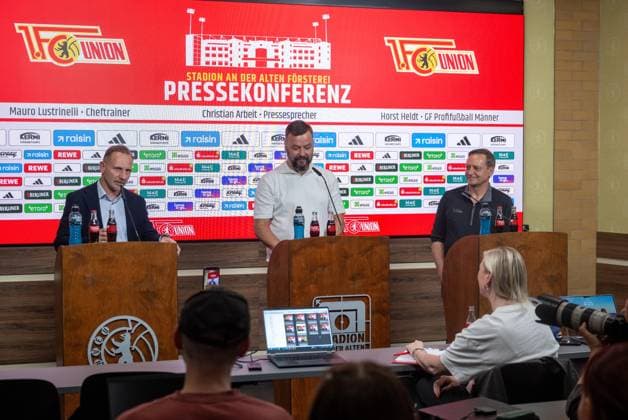 Fußball, Herren, Saison 2025 2026, 1. Bundesliga, 1. FC Union Berlin, Pressekonferenz, v. l. Trainer Mauro Lustrinelli (1. FC Union Berlin), Präsidiumsmitglied, Geschäftsführer Kommunikation sowie Presse- und Stadionsprecher Christian Arbeit (1. FC Union), Profifußball-Geschäftsführer Horst Heldt (1. FC Union Berlin), 21.05. 2026, Copyright: xMatthiasxKochx