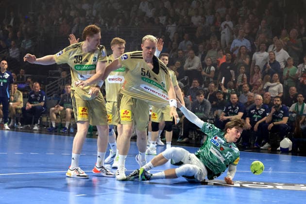 DEU, DHB, 1.HBL, Fuechse Berlin vs. Hannover Burgdorf, 21.05.2026, Max-Schmeling-Halle, Berlin, DEU, DHB, 1.HBL, Fuechse Berlin vs. Hannover Burgdorf, im Bild Nils Lichtlein (Fuechse Berlin 17), Justus Fischer (Hannover-Burgdorf 54), Lukas Stutzke (Hannover-Burgdorf 39)