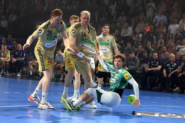 DEU, DHB, 1.HBL, Fuechse Berlin vs. Hannover Burgdorf, 21.05.2026, Max-Schmeling-Halle, Berlin, DEU, DHB, 1.HBL, Fuechse Berlin vs. Hannover Burgdorf, im Bild Nils Lichtlein (Fuechse Berlin 17), Justus Fischer (Hannover-Burgdorf 54), Lukas Stutzke (Hannover-Burgdorf 39)