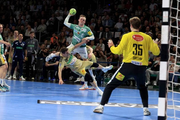 DEU, DHB, 1.HBL, Fuechse Berlin vs. Hannover Burgdorf, 21.05.2026, Max-Schmeling-Halle, Berlin, DEU, DHB, 1.HBL, Fuechse Berlin vs. Hannover Burgdorf, im Bild Tobias Grondahl (Fuechse Berlin 15), Marius Steinhauser (Hannover-Burgdorf 19), Joel Birlehm (Hannover-Burgdorf 35)