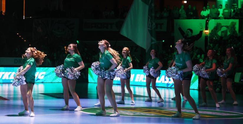 Leipzig, 21.05.2026, Arena Leipzig, Handball, Bundesliga, 32.Spieltag , SC DHfK Leipzig vs. MT Melsungen , Im Bild; Begrüßung der Mannschaften. , Nur zur redaktionellen Nutzung. Only editorial use. , DHB HBL regulations prohibit any use of photographs as image sequences and or quasi-video. ,